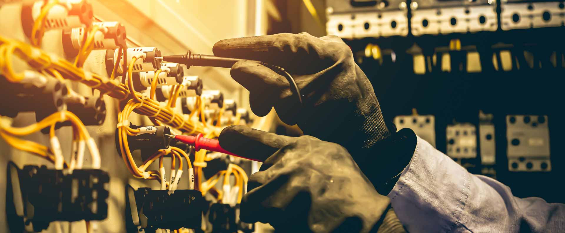 Elektriker bei der Arbeit